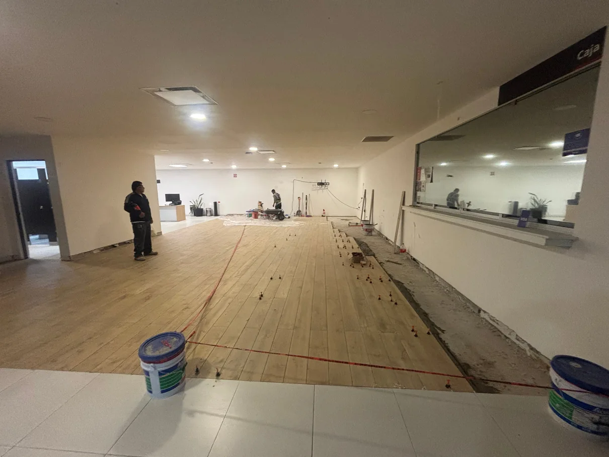 Preparación y colocación de recubrimiento de piso.