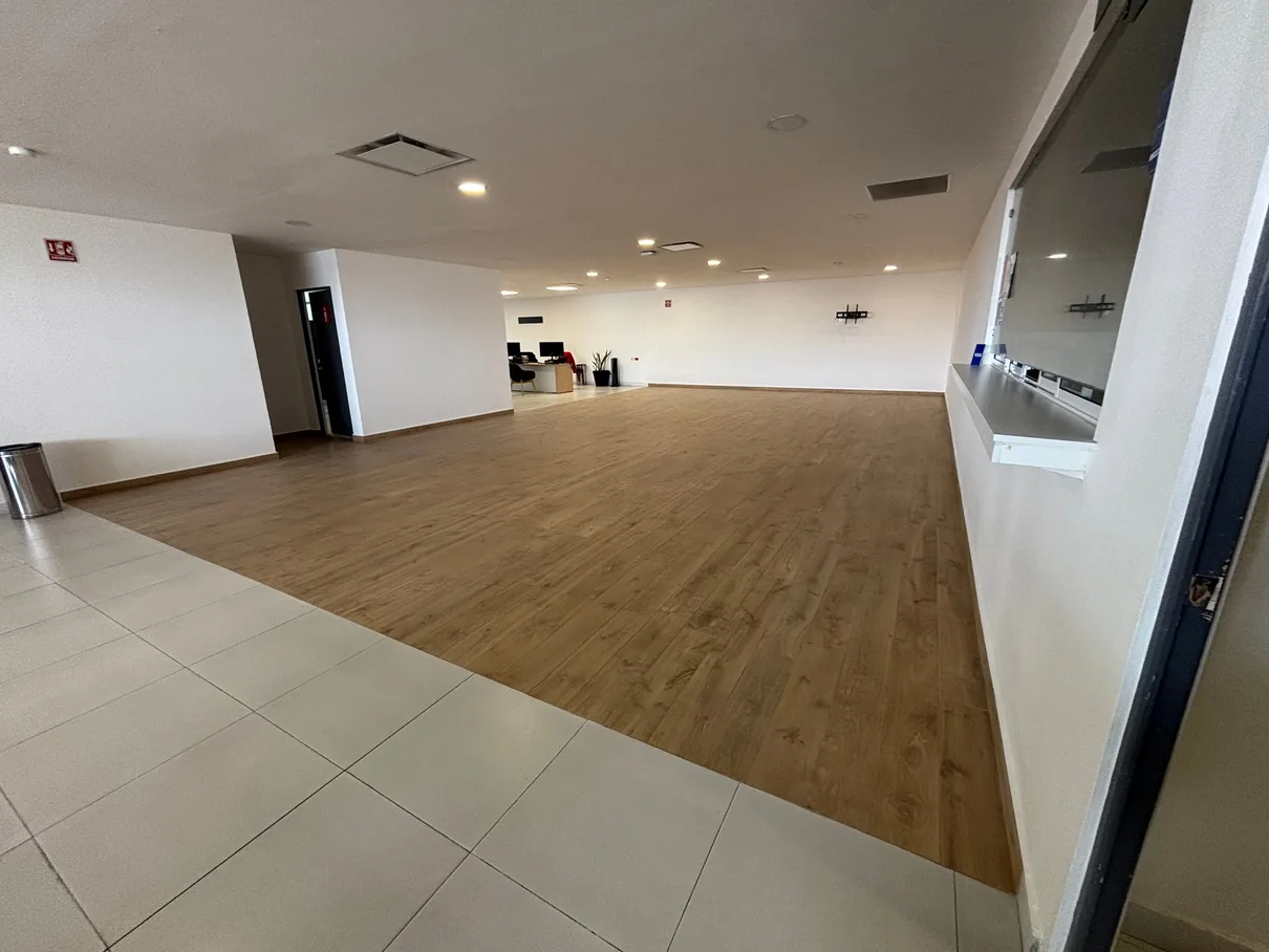 Interior acondicionado con recubrimiento de piso, plafón e iluminación