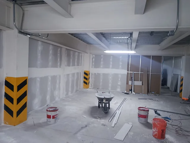 Construcción de muros divisorios y adecuación de instalaciones.