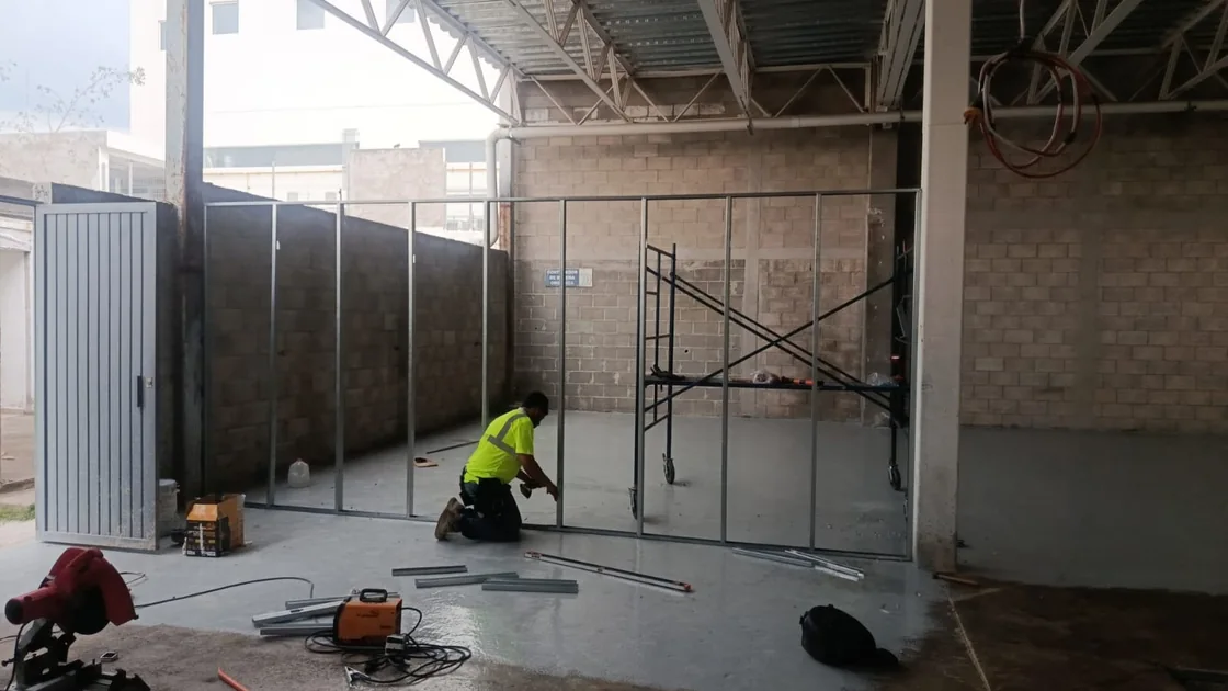 Montaje de estructura para divisiones interiores.