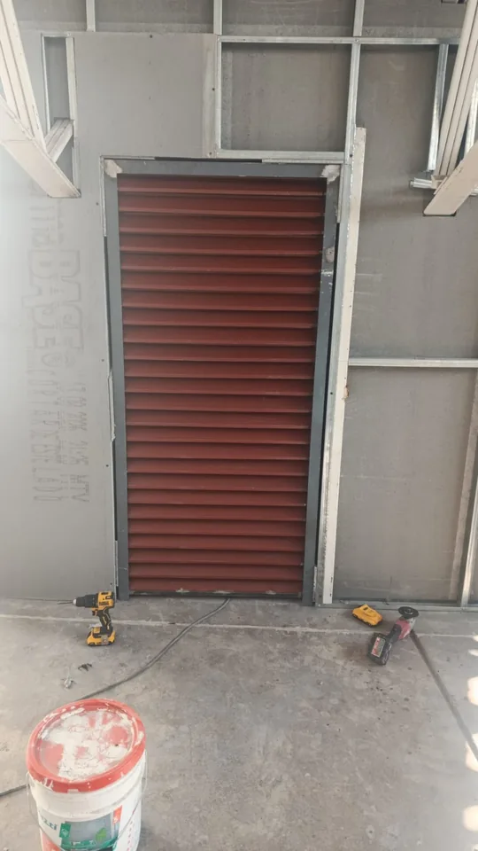 Integración de puerta metálica en un muro ligero.