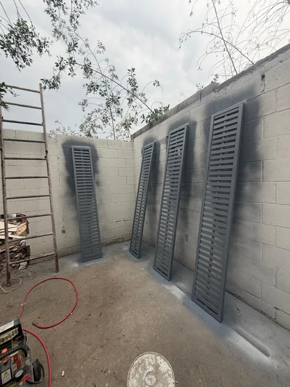 Fabricación e instalación de elementos metálicos de ventilación.