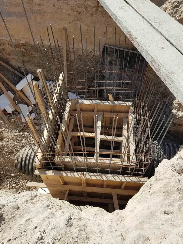 Cimbra y armado para una estructura de almacenamiento de agua.