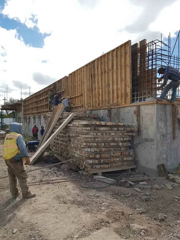 Proceso constructivo de muros de una cisterna.