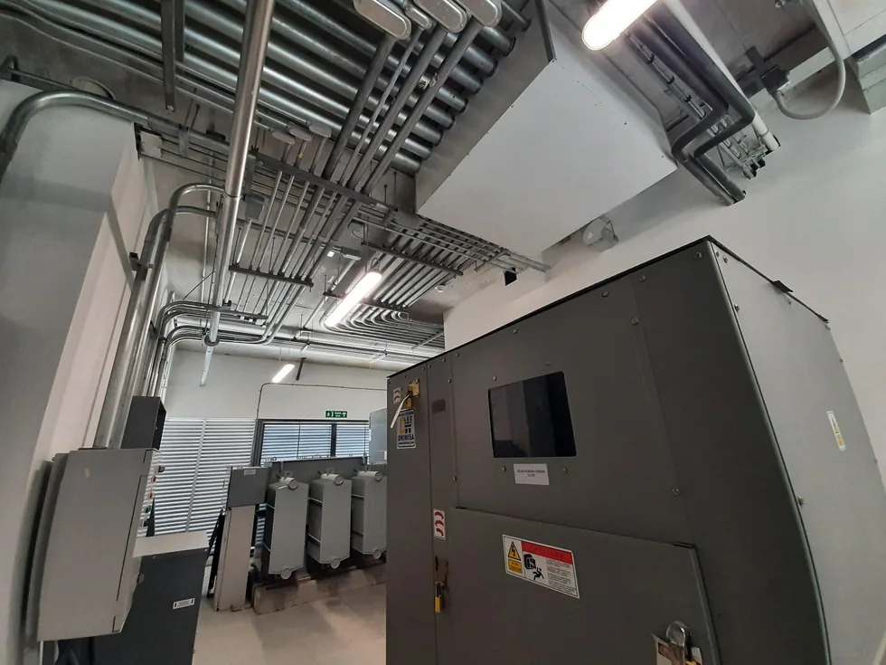 Instalación de canalizaciones y equipos de distribución.