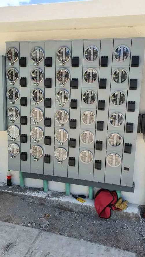 Montaje de equipo de distribución eléctrica.