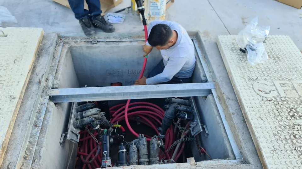 Interconexión de conductores dentro de un registro eléctrico.