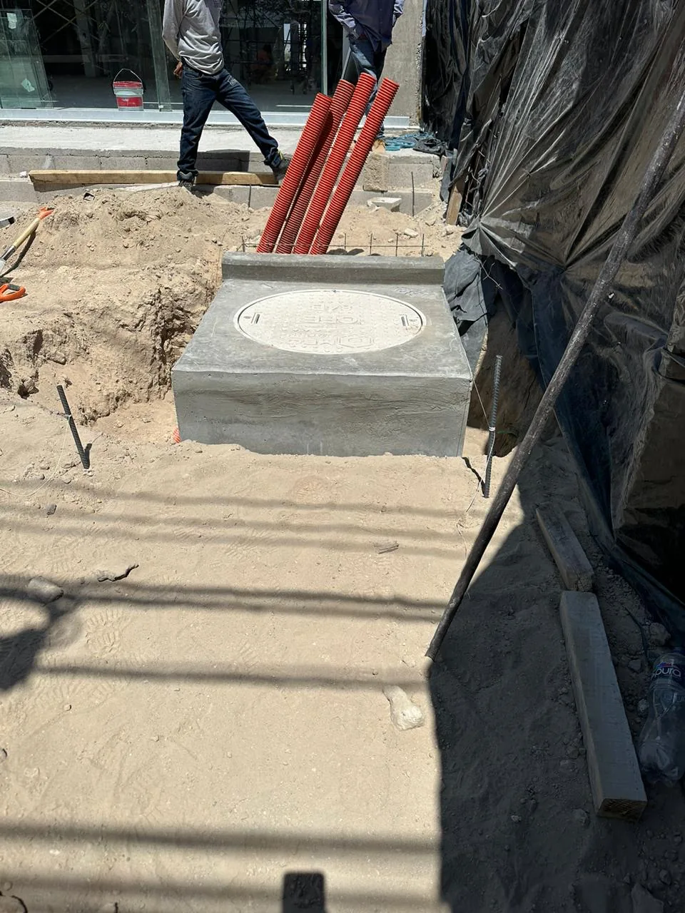Construcción de registro y preparación de canalizaciones.
