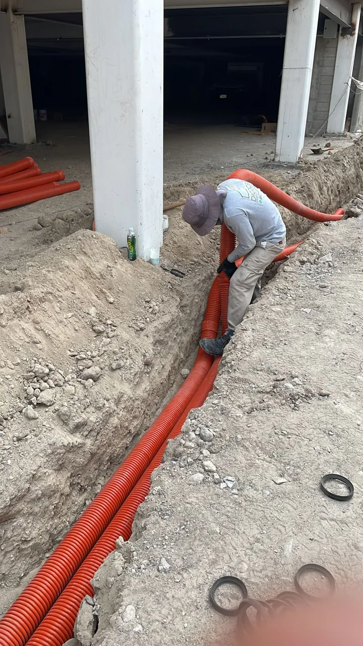 Alineación e instalación de ductería en zanja.