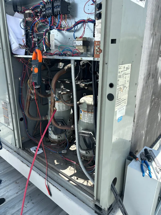 Inspección de conexiones y componentes del sistema de refrigeración.