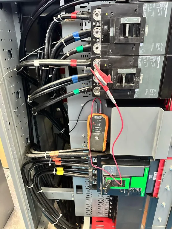 Medición y revisión de conexiones en tablero eléctrico.