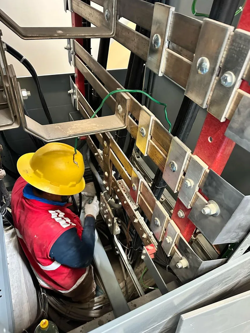 Inspección y mantenimiento de conexiones internas.