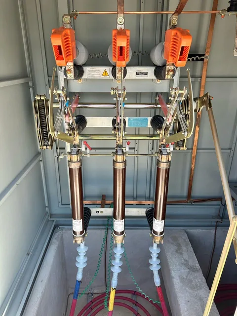 Inspección de componentes de protección eléctrica.