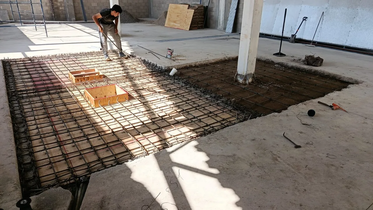 Colocación de concreto en una superficie previamente armada.