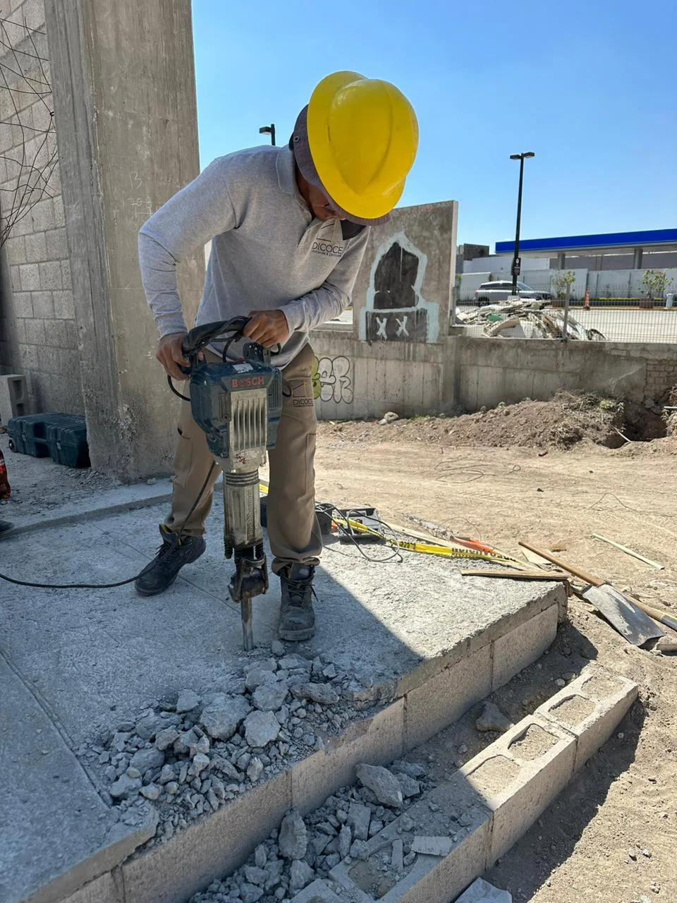 Demolición puntual de concreto para adecuación de infraestructura.