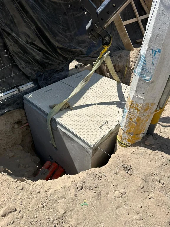 Colocación de un registro prefabricado en la excavación.