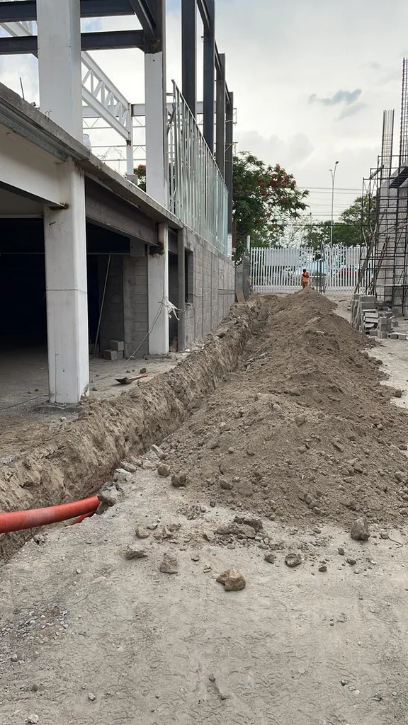Excavación de zanjas junto a una edificación.