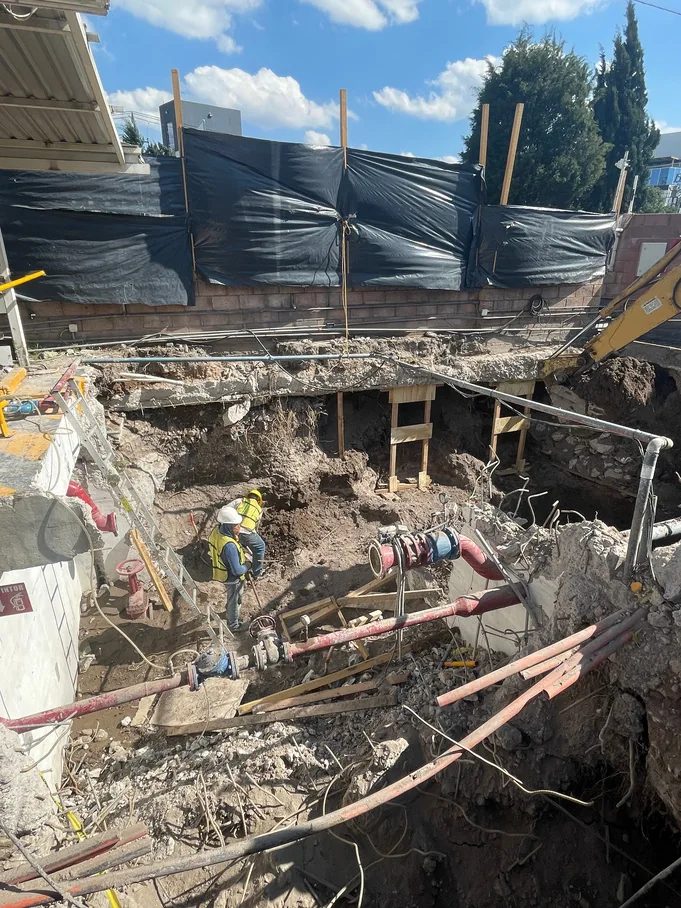 Supervisión de trabajos constructivos en un área intervenida.