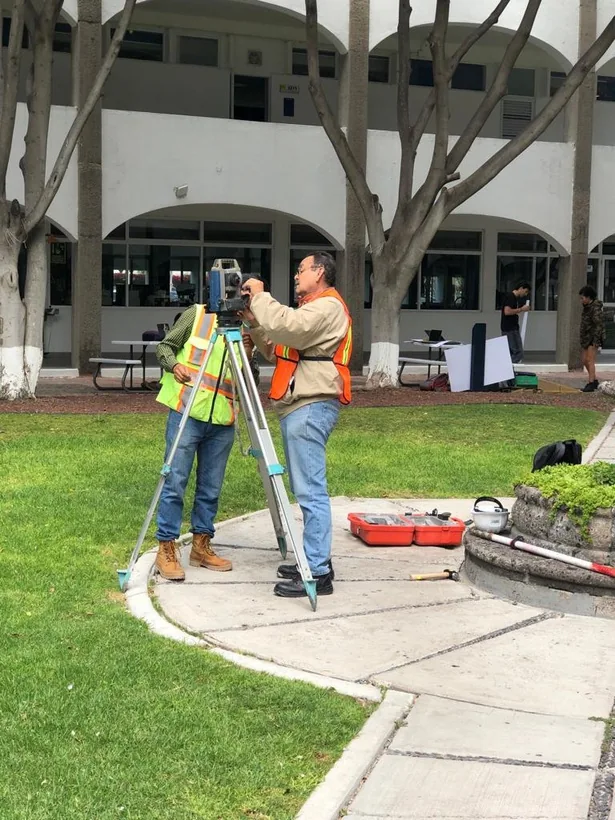 Levantamiento y verificación de información topográfica.